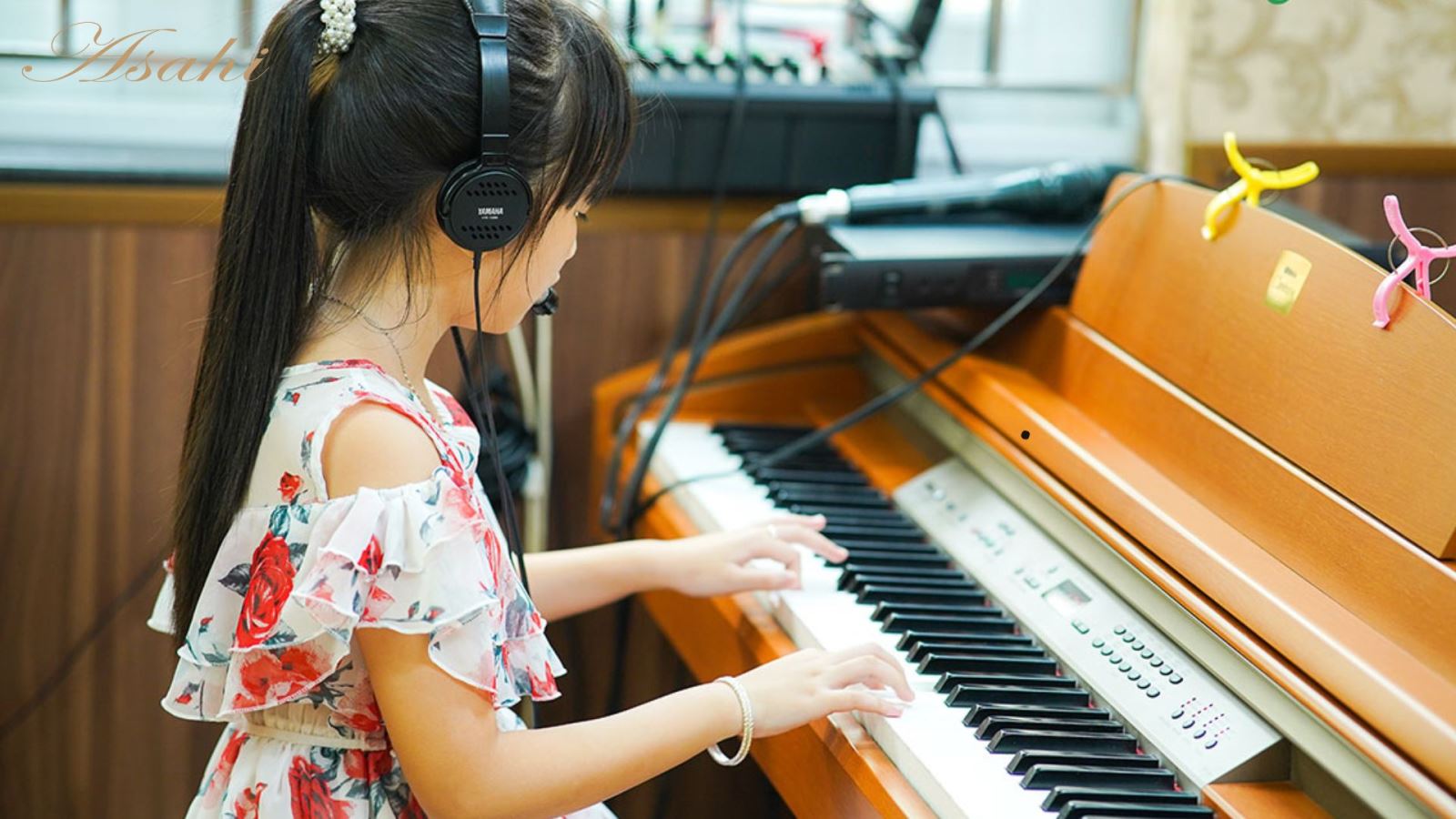 Luyện tập piano điện với tai nghe giúp không ảnh hưởng đến người xung quanh