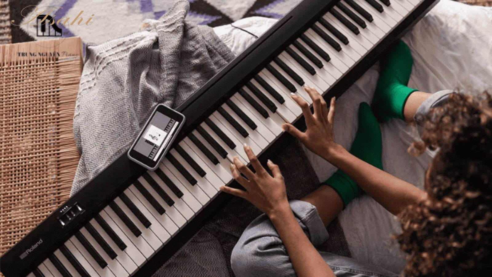 Người chơi thoả sức sáng tạo với piano điện trong không gian phòng nhỏ hẹp