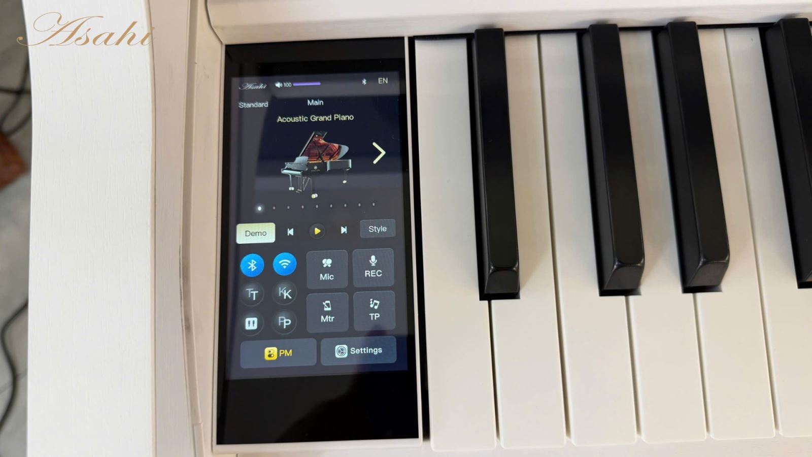 Giao diện cảm ứng hiện đại trên piano điện cao cấp