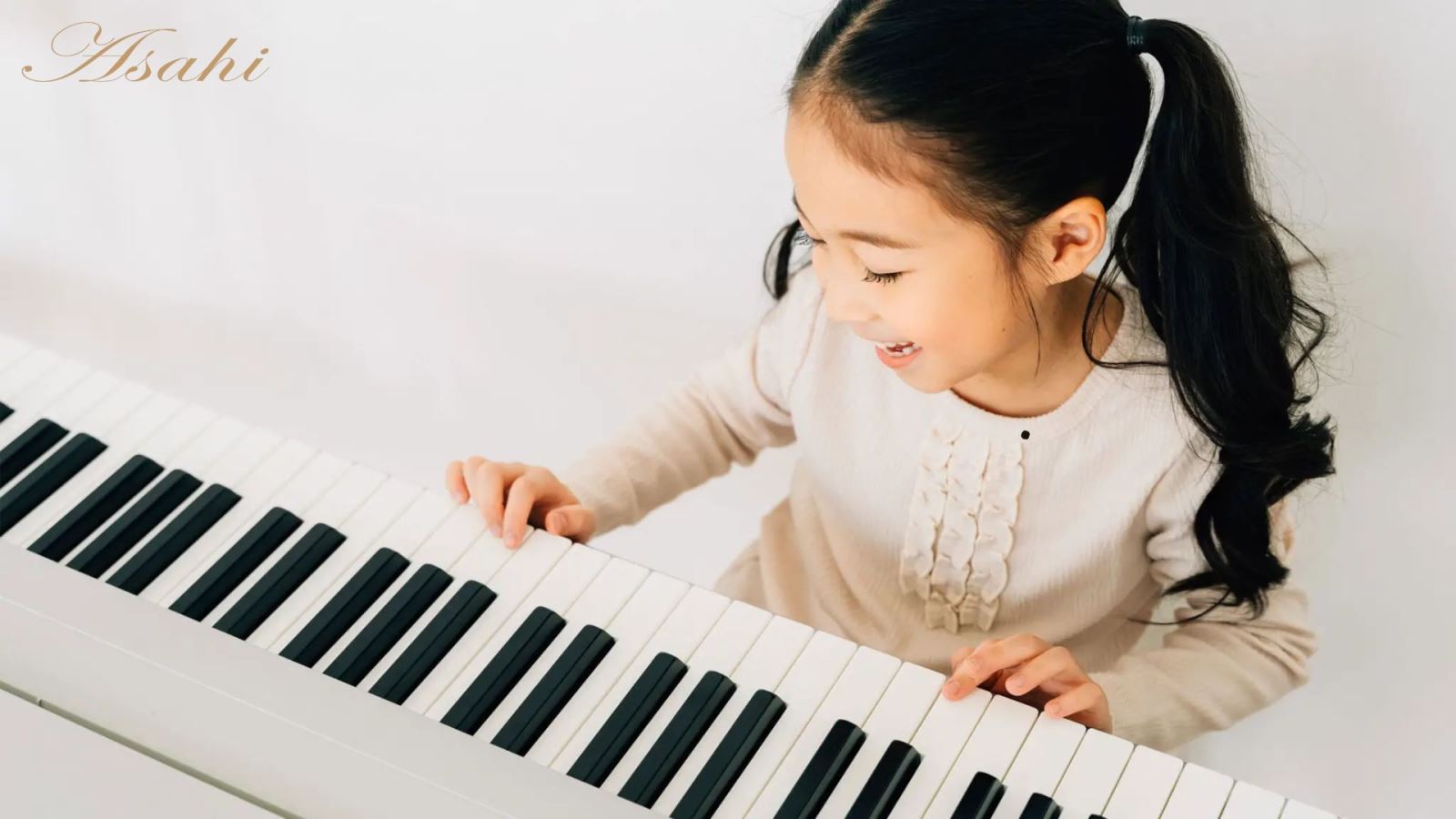 Bé học piano điện tại nhà với tư thế ngồi đúng và chiều cao phù hợp