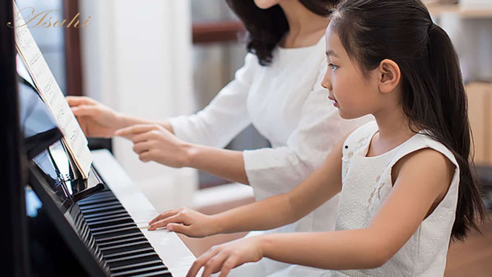Trẻ 5–7 tuổi tập đánh piano điện với giáo viên hướng dẫn