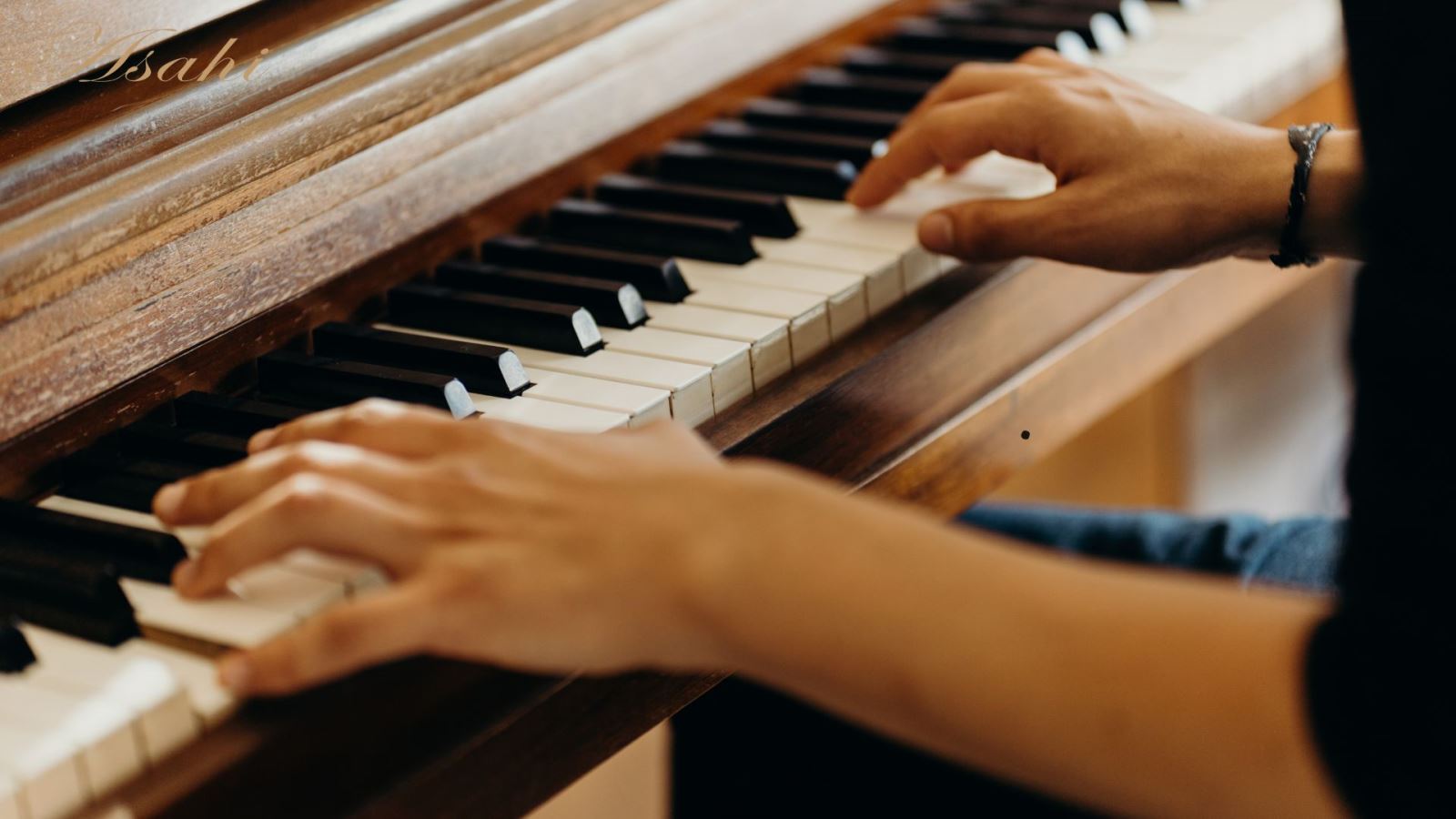 Người mới học piano điện luyện tập tại nhà với không gian yên tĩnh