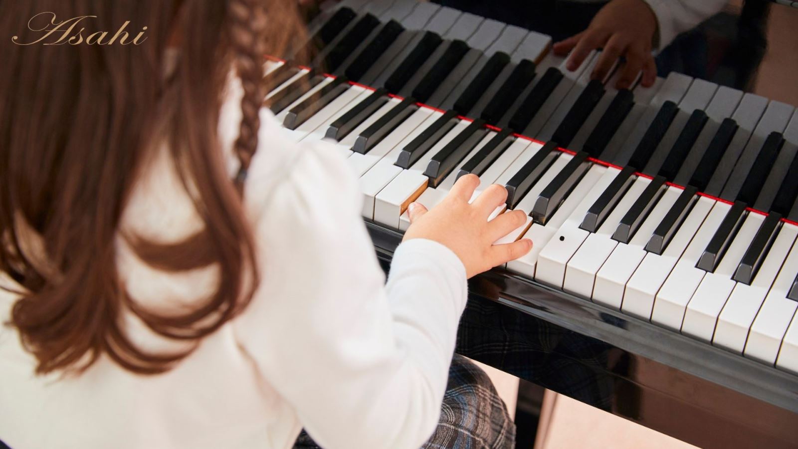 Người học piano điện luyện ngón với bài tập cơ bản mỗi ngày