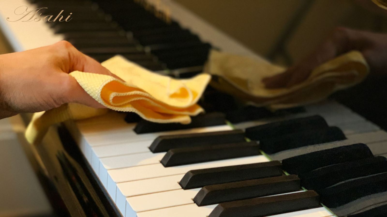 Dùng khăn microfiber lau dọc phím đàn